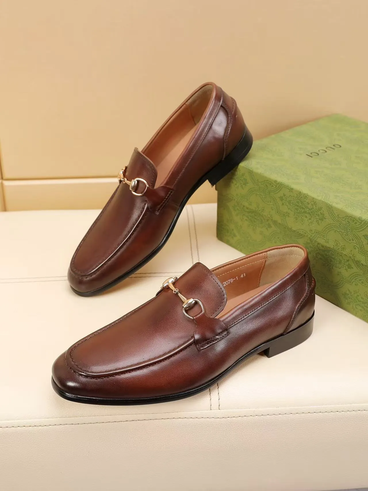 Men's men's shoes 💰440 🆘【GUCCI】Gucci ·🐂里· Hot-selling beanie shoes, top brand luxury, top quality, latest fashion beanie shoes.. The upper is made of original high mercerized smooth cow suede. (Full top-layer water-dyed 🐂 leather and lining). The original stylish and stylish soft rubber wear-resistant and non-slip outsole is light and comfortable on the foot, available in 2 colors! Matching code: 39-45 (38.46. Customized)